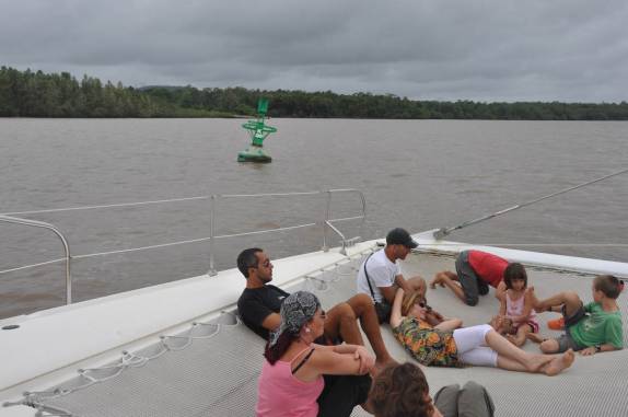 Retorno confortável no catamaran das Îles de Salut, na costa próxima à Kourou, na Guiana Francesa